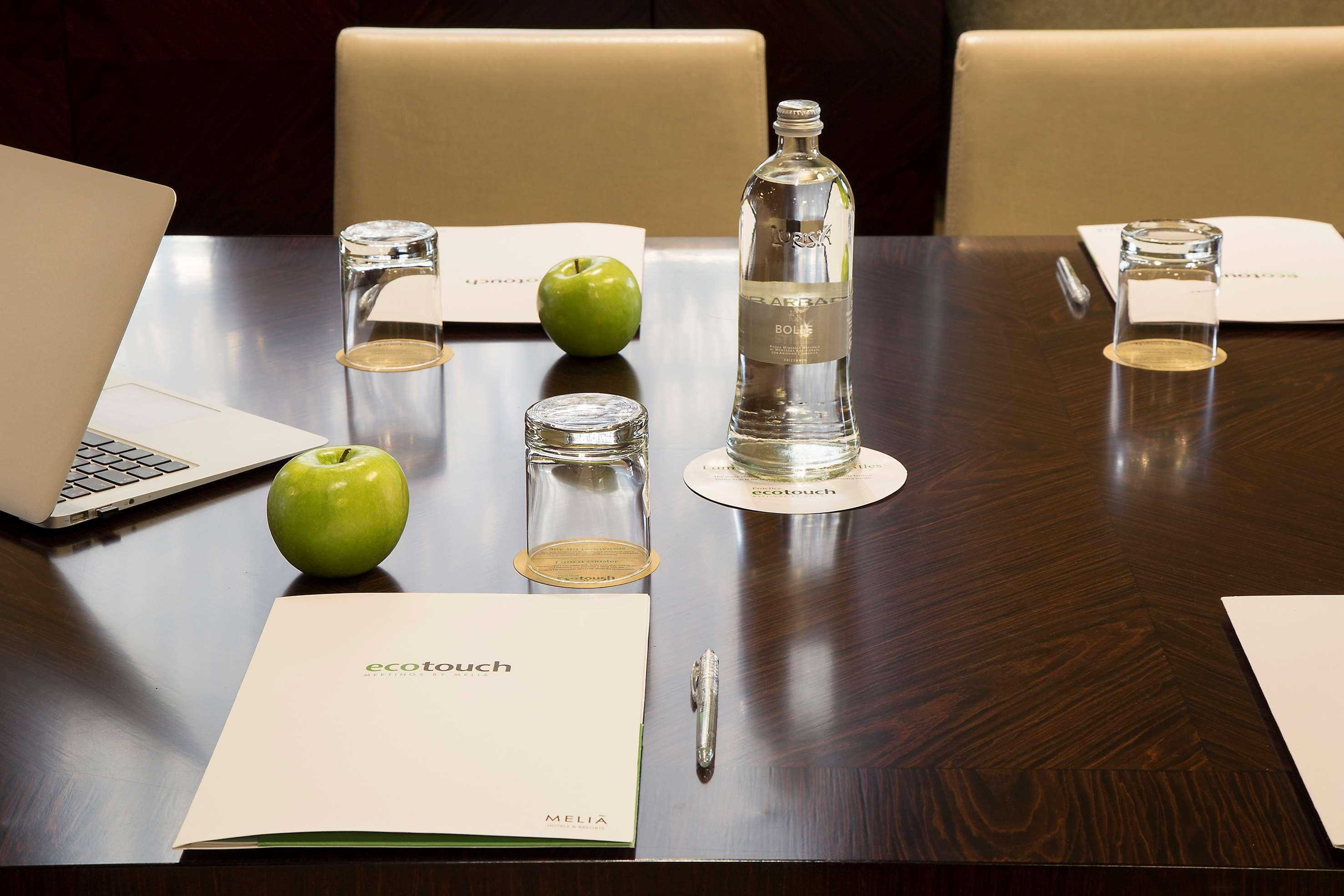 فندق ميليا جينوفا جنوة المظهر الخارجي الصورة A meeting room at the hotel