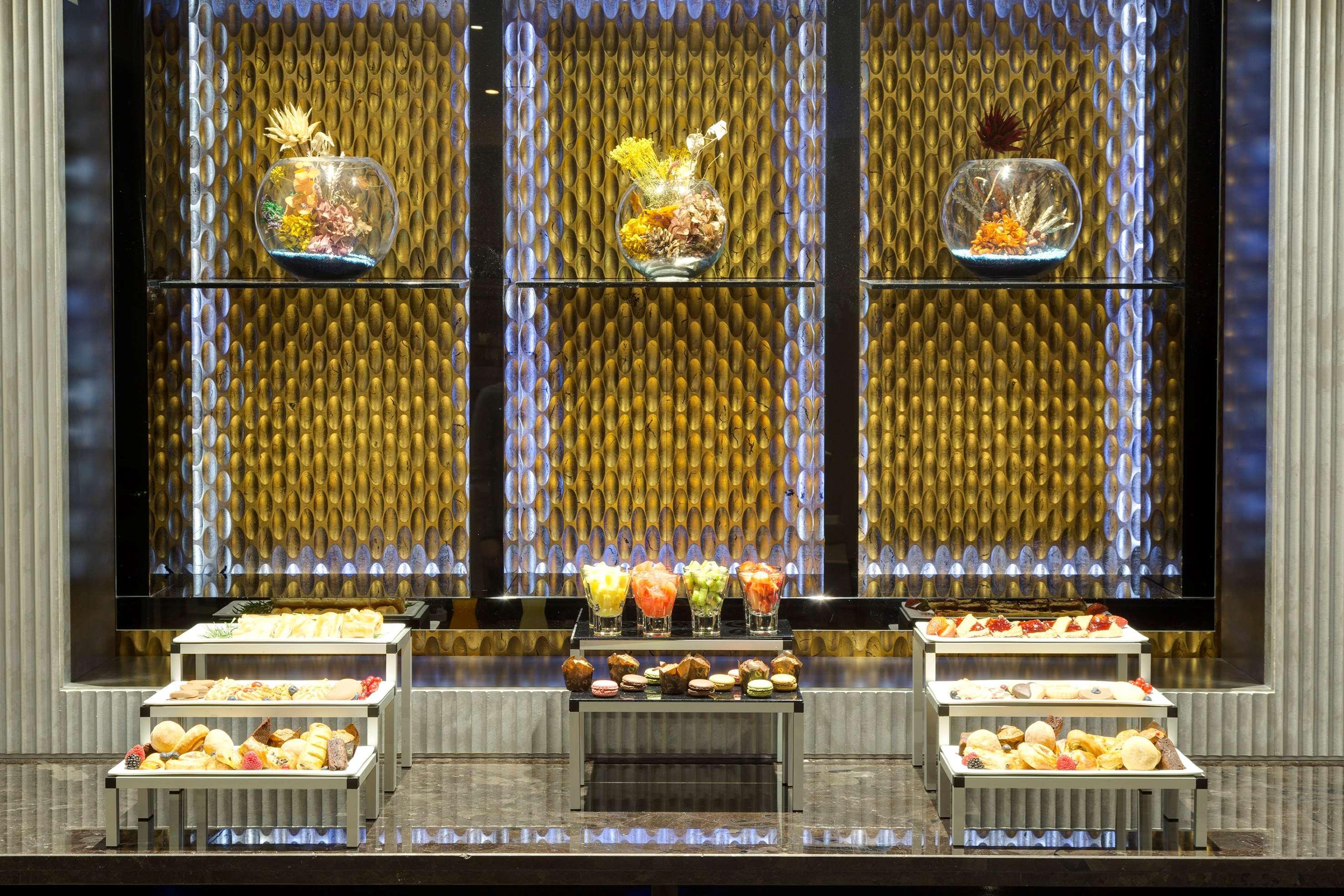 فندق ميليا جينوفا جنوة المظهر الخارجي الصورة A display of desserts at a buffet