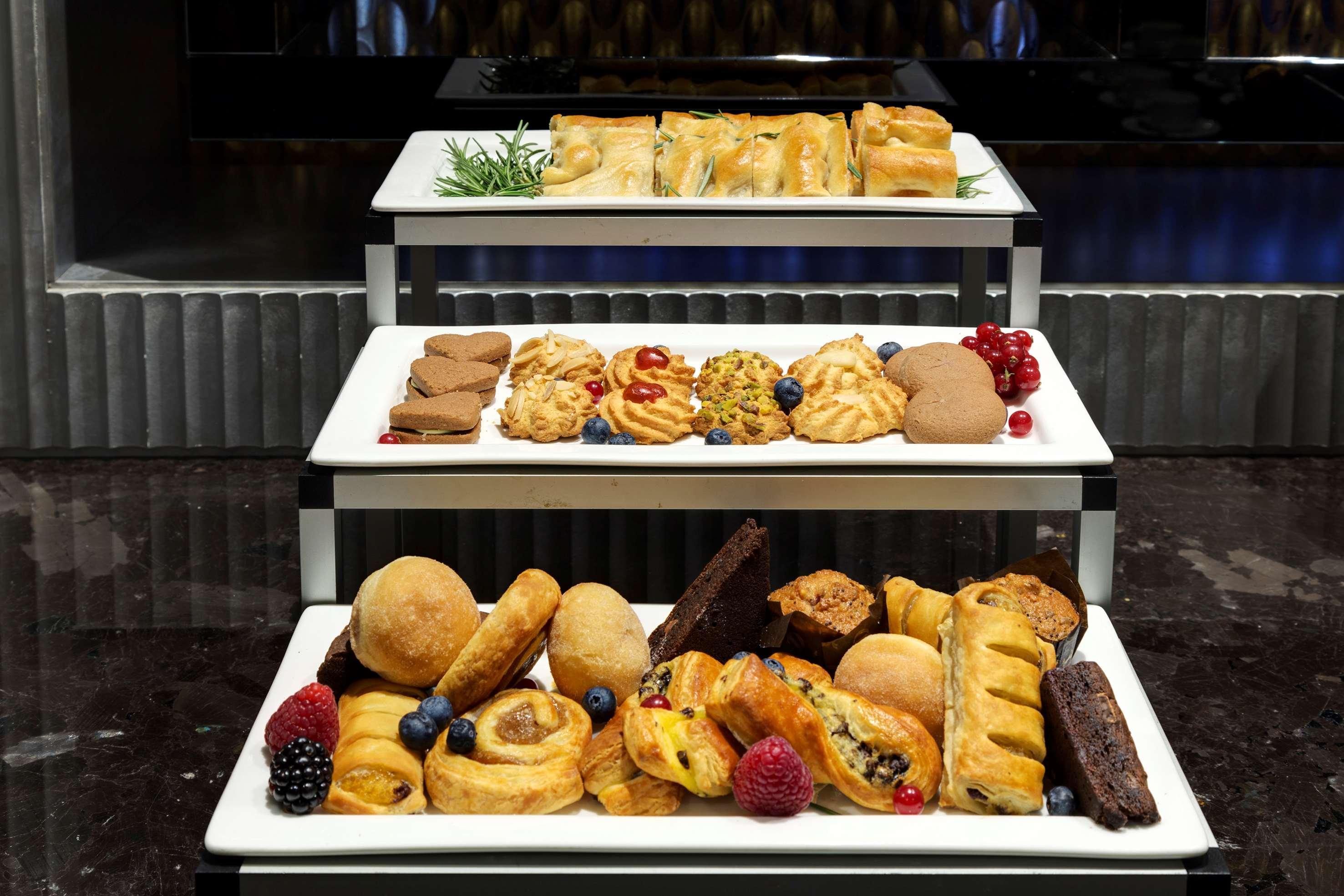فندق ميليا جينوفا جنوة المظهر الخارجي الصورة A selection of pastries