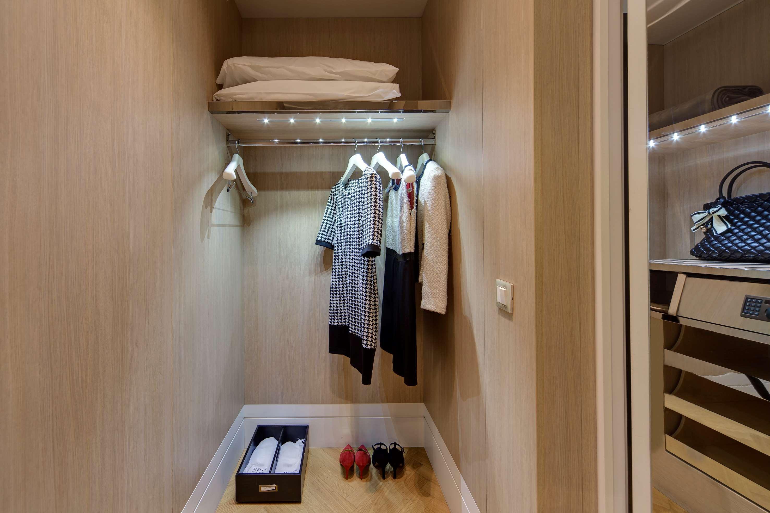 فندق ميليا جينوفا جنوة المظهر الخارجي الصورة A walk-in closet