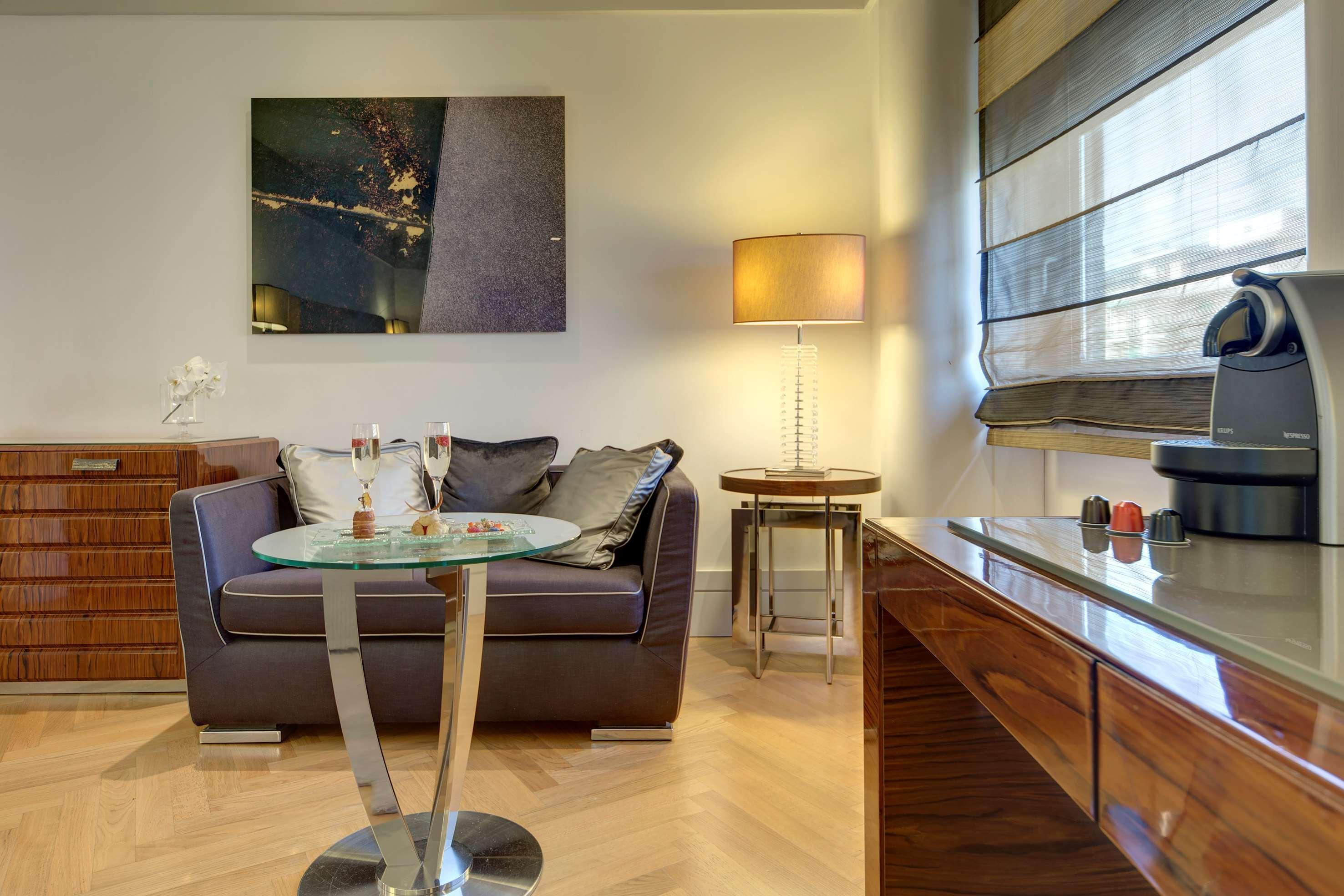 فندق ميليا جينوفا جنوة المظهر الخارجي الصورة A living room in a serviced apartment in London
