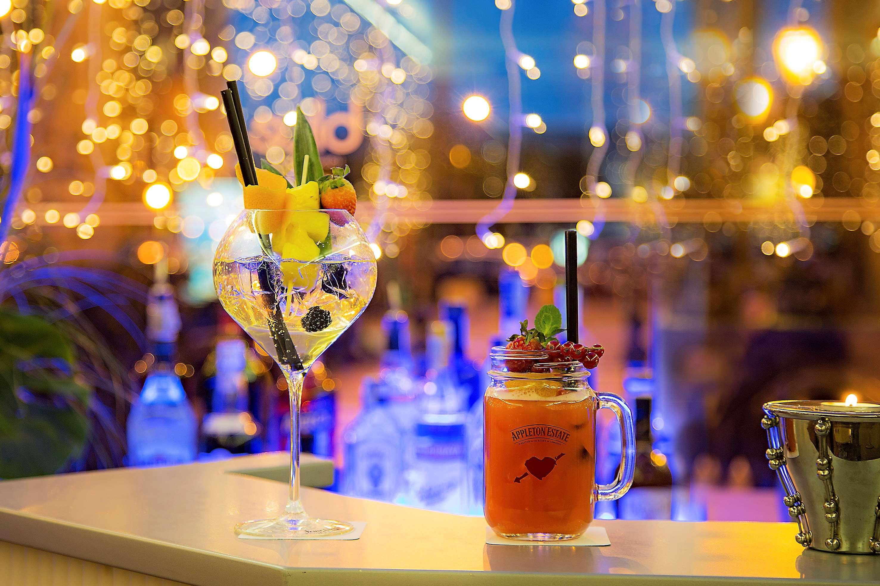 فندق ميليا جينوفا جنوة المظهر الخارجي الصورة Cocktails at the bar